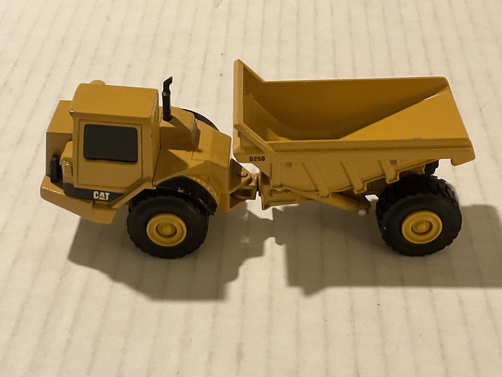 ERTL Caterpillar CAT D25D Dump Truck Road Construction die cast 1:64