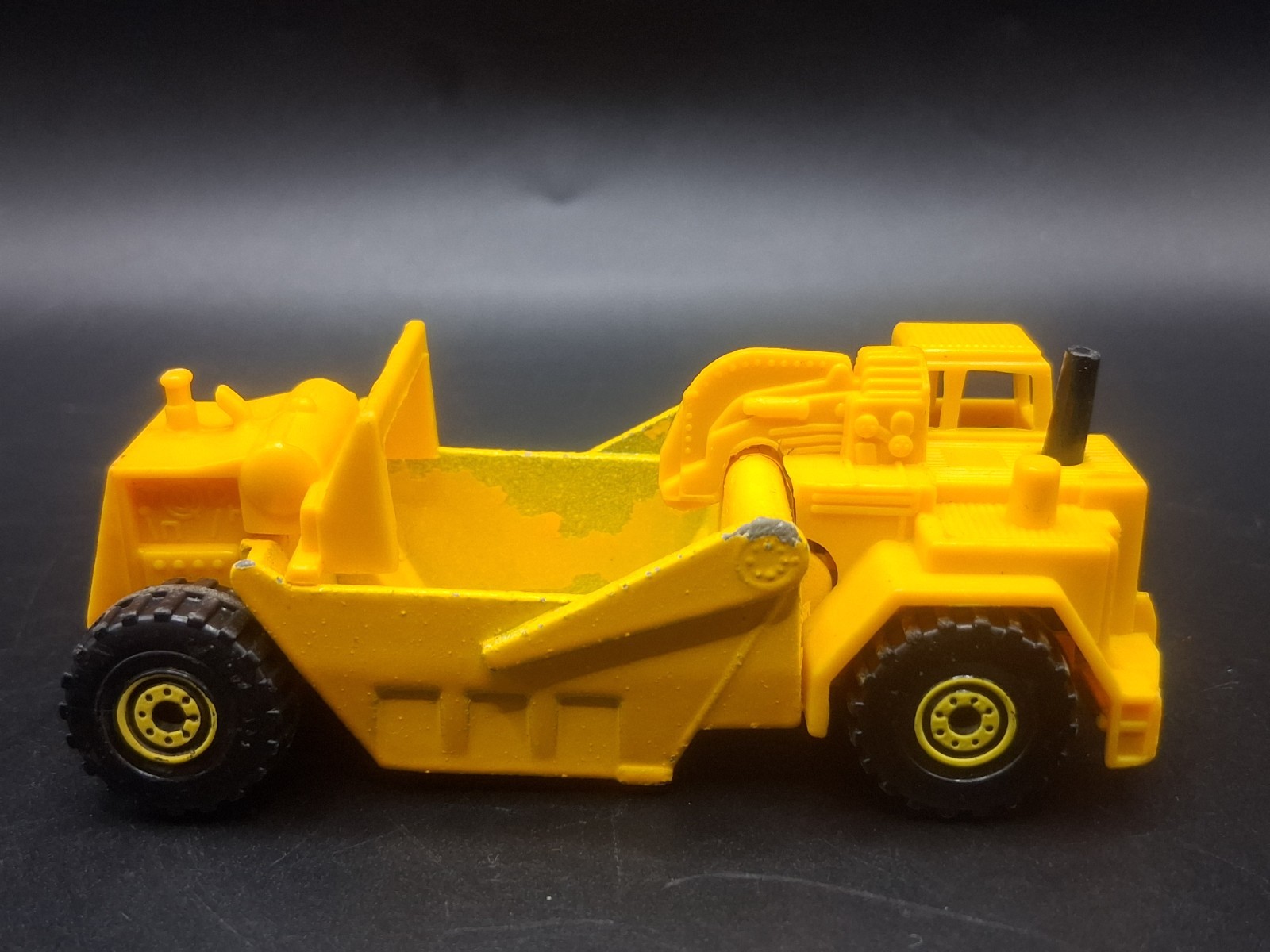 Vintage 1986 Hot Wheels Workhorses Yellow Earth Mover Die Cast 3 Inch Toy
