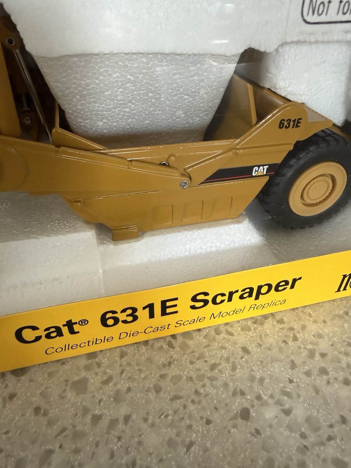 NIB Norscot 1:50 Cat 631E Scraper 55699 Die-Cast 1998