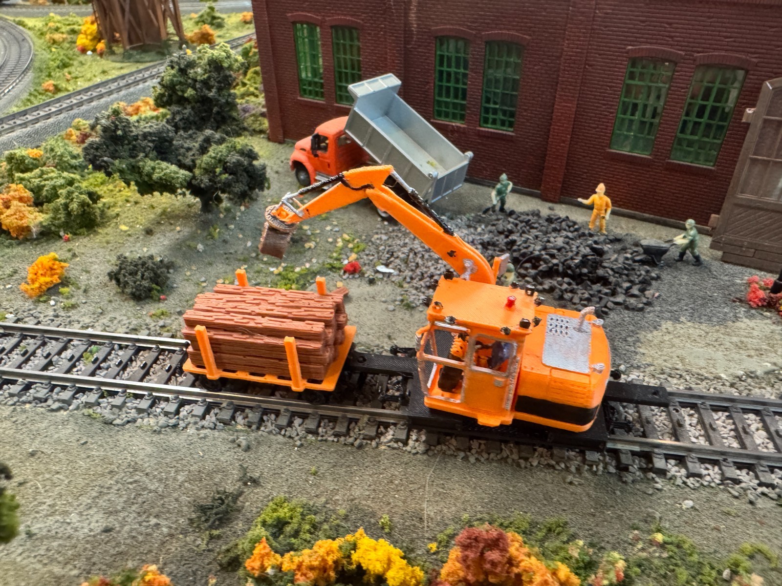 Ho scale Cat Railroad Tie Loader with loaded cart in Orange unpainted