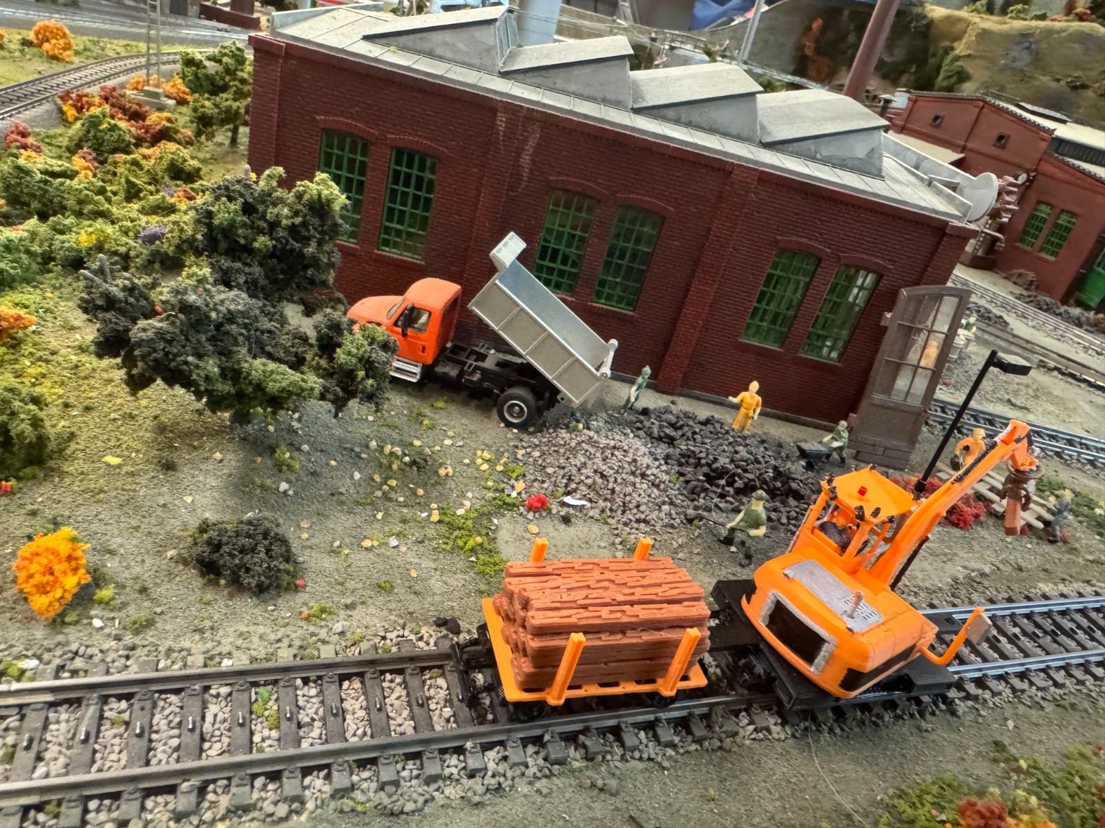 Ho scale Cat Railroad Tie Loader with loaded cart in Orange unpainted