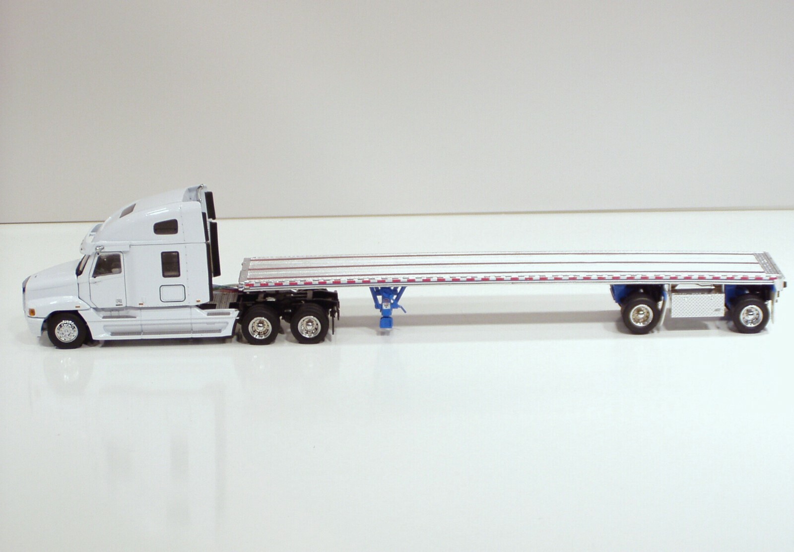 Freightliner Century Tractor w/ East Flat Bed Trailer – « WHITE » – 1/50 – Sword
