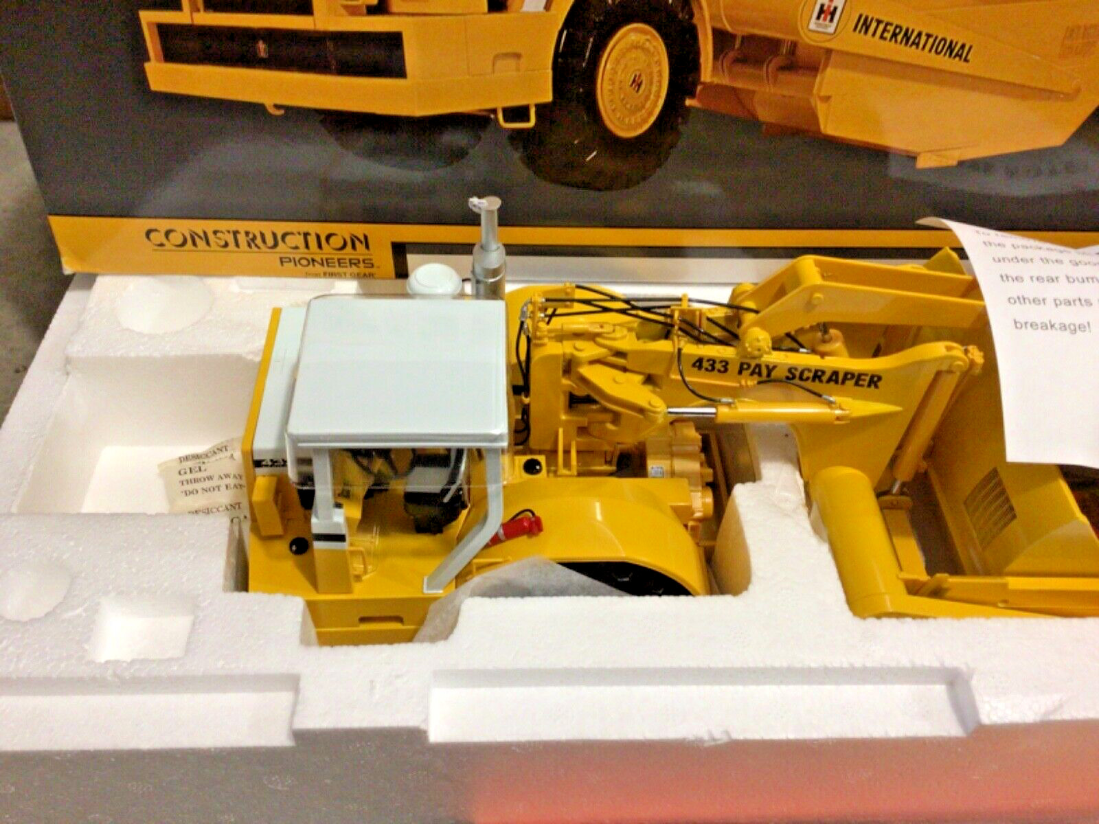 1:25 International Harvester 433 Dual Engine Pay Scraper First Gear NIB #70-0180