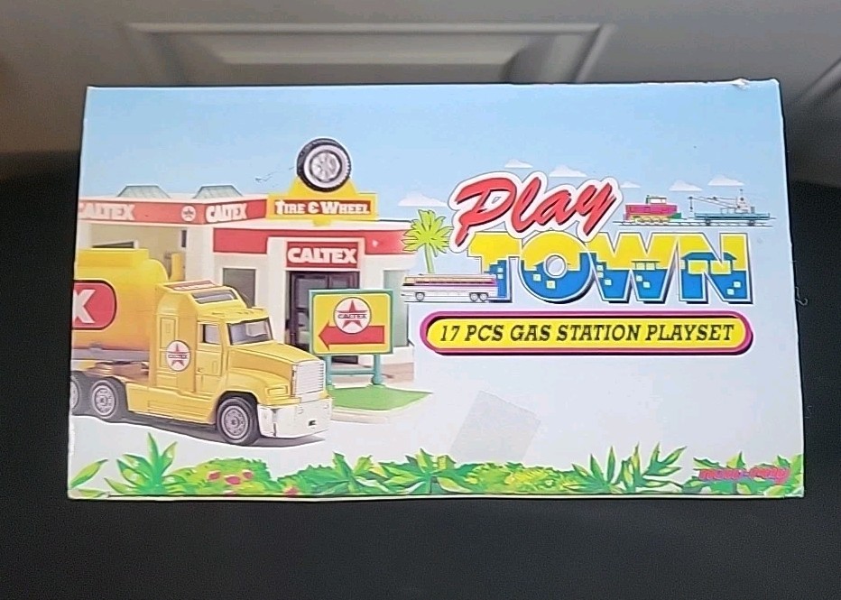 Ray Toys 1996 Play Town Gas Station Play Set 17 Pieces Caltex Oil 1:72 Scale