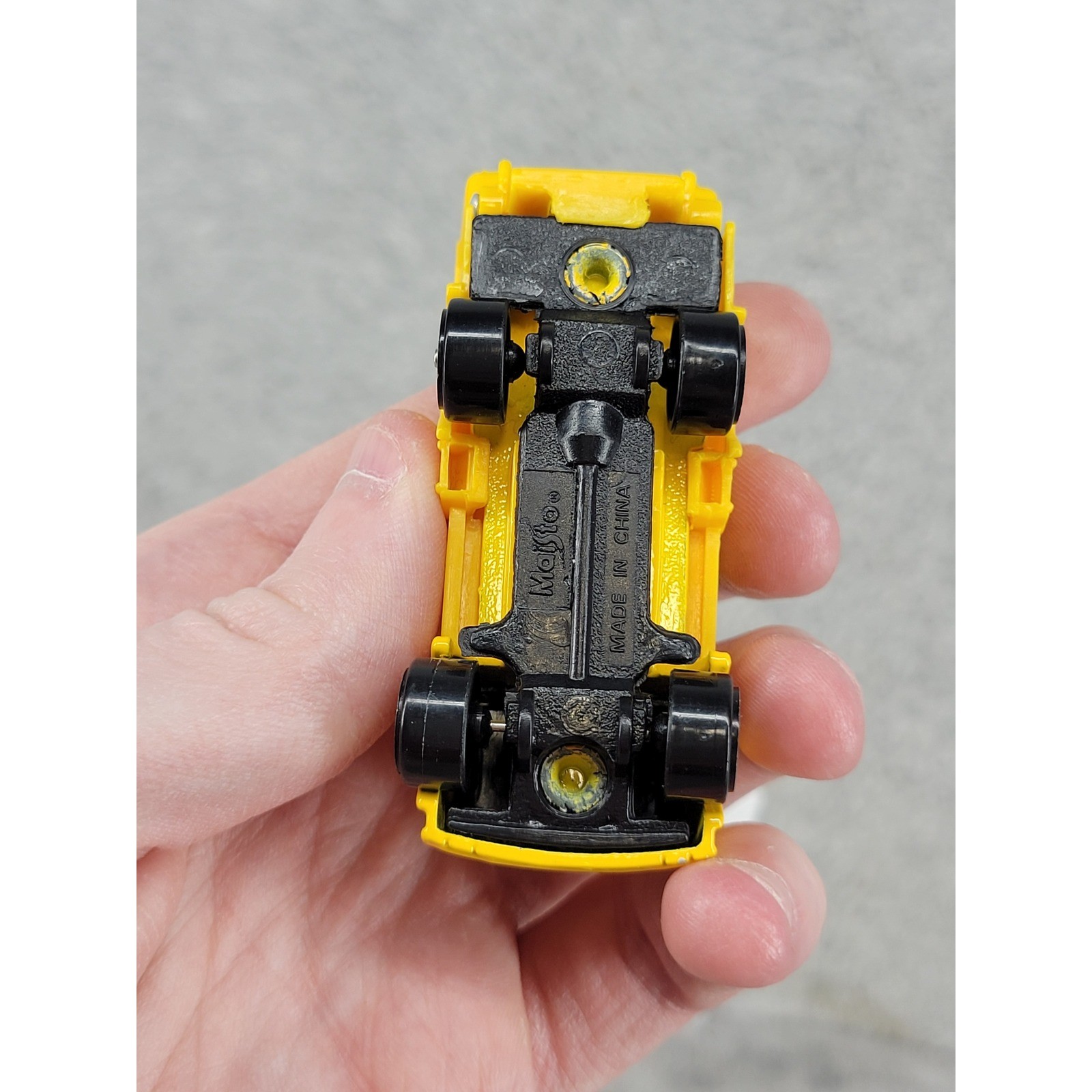 Maisto Yellow Dump Truck Diecast Construction Vehicle Fresh Metal Series Toy