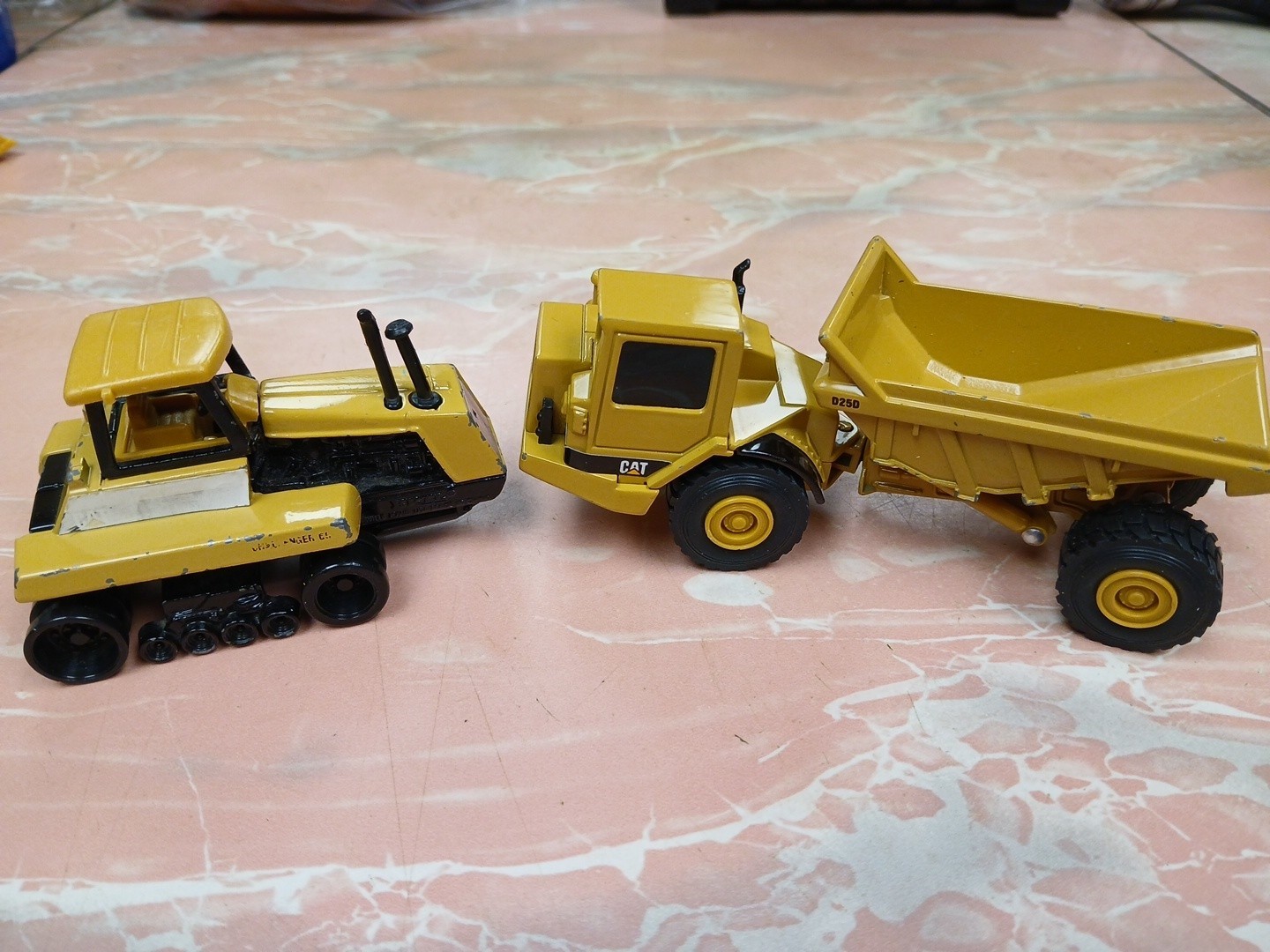 ERTL Diecast Norscot Caterpillar D25D Articulated Dump Truck & Bulldozer 1:64