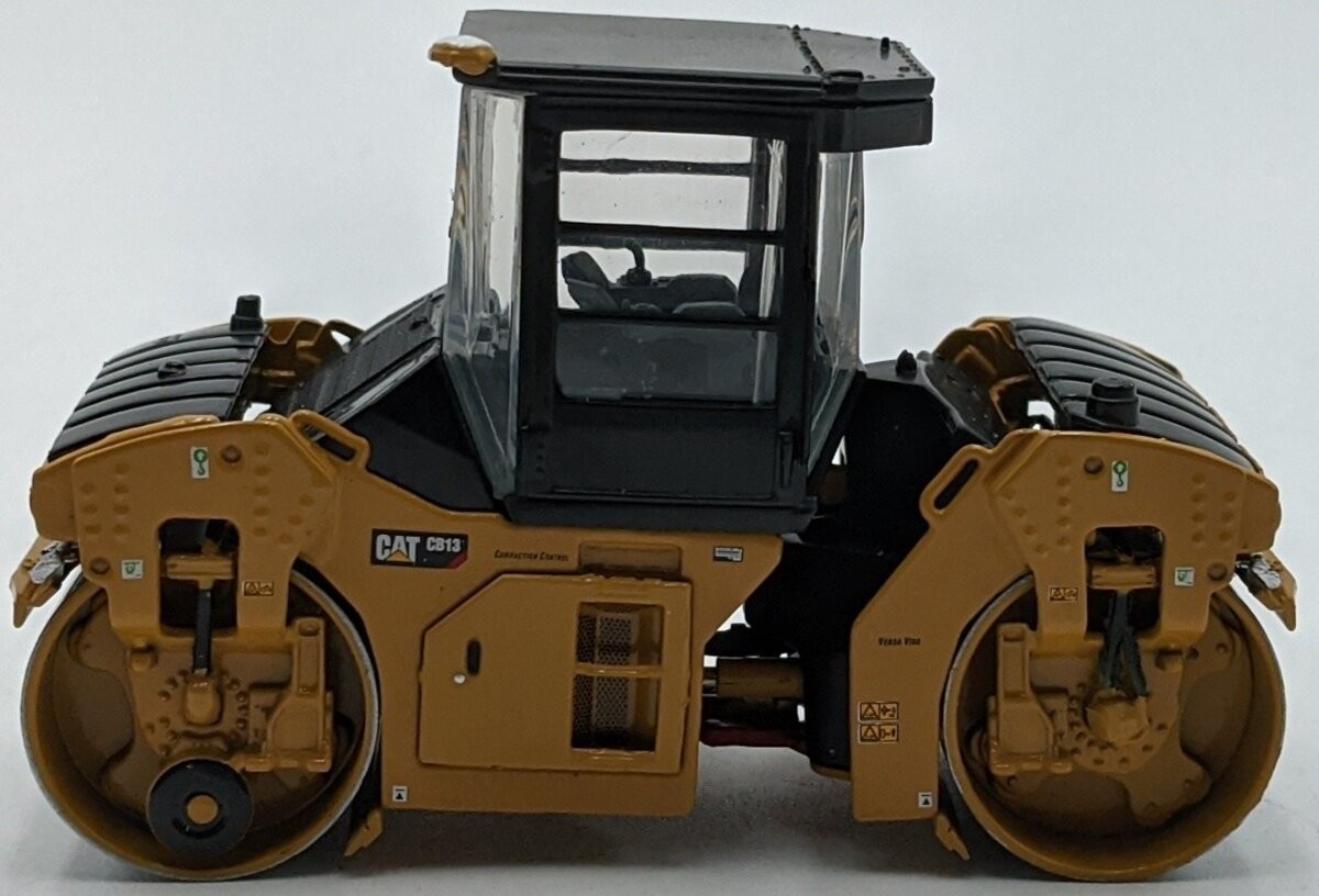 DieCast Masters 85595 1:50 Caterpillar CB-13 Tandem Vibratory Roller Vehicle NIB