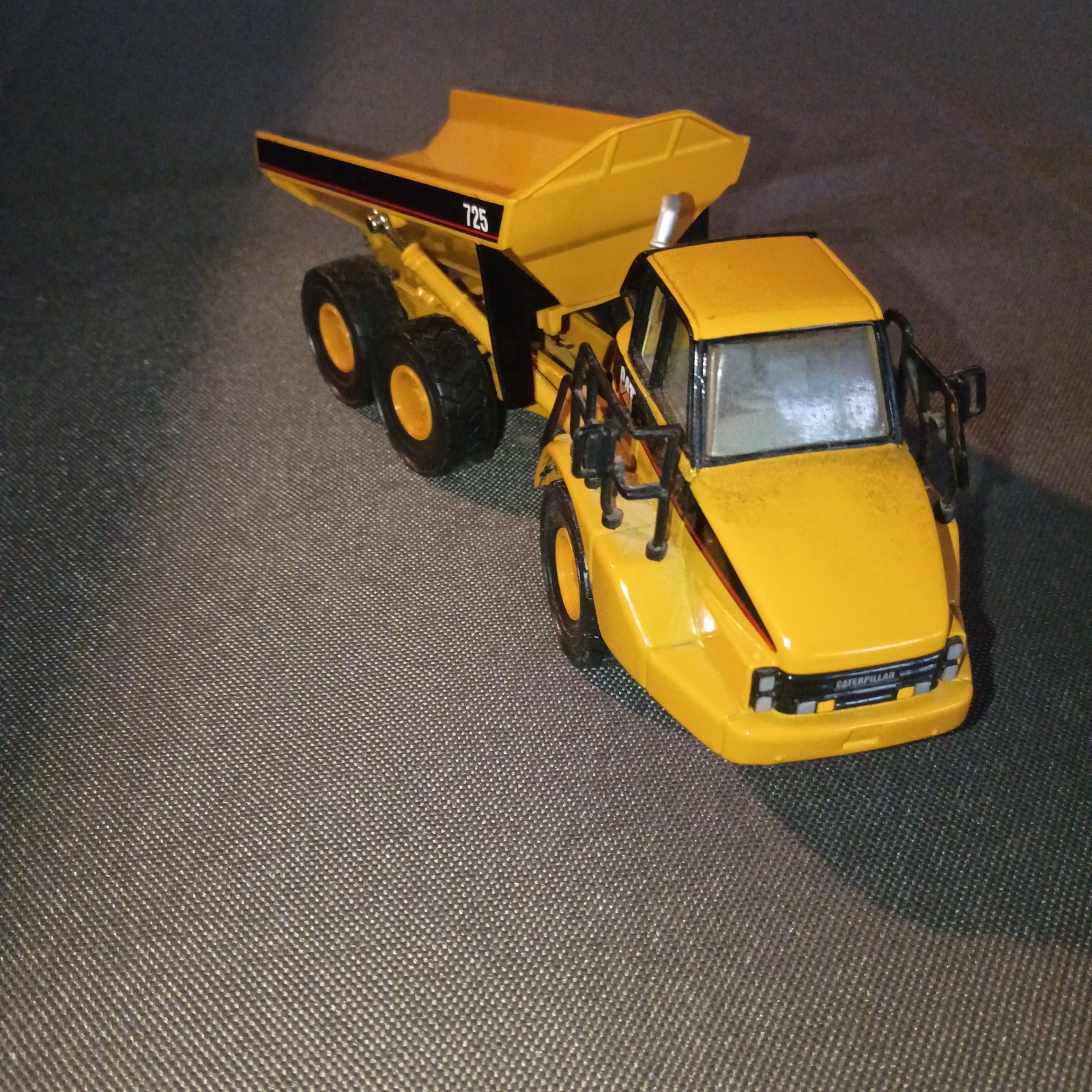 Norscot Caterpillar 725 Articulated Dump Truck Die-cast