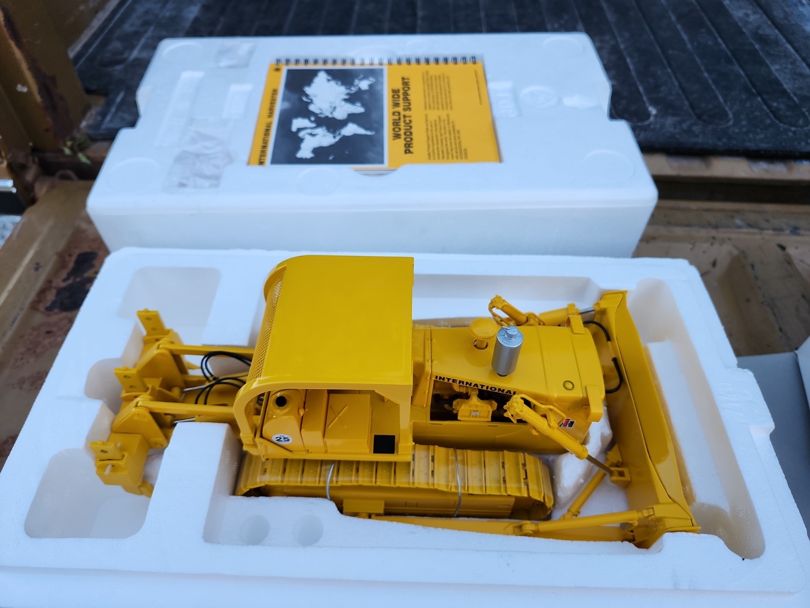 First Gear International TD-25 Crawler Dozer & Ripper & ROPS 1/25 Scale 79-0156