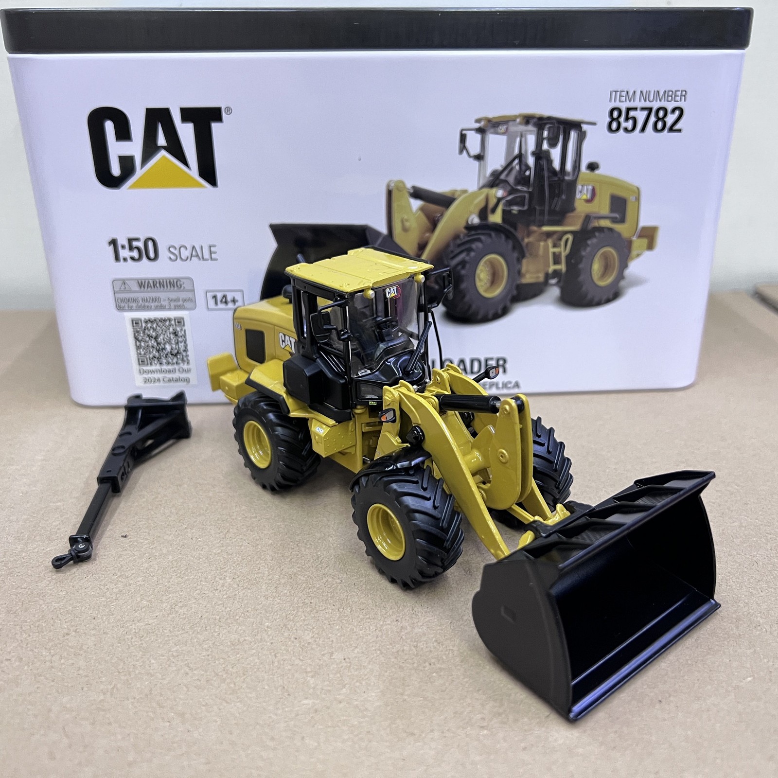 DM 1:50 CAT 938 Caterpillar Wheel Loader Alloy Engineering Forklift Model 85782