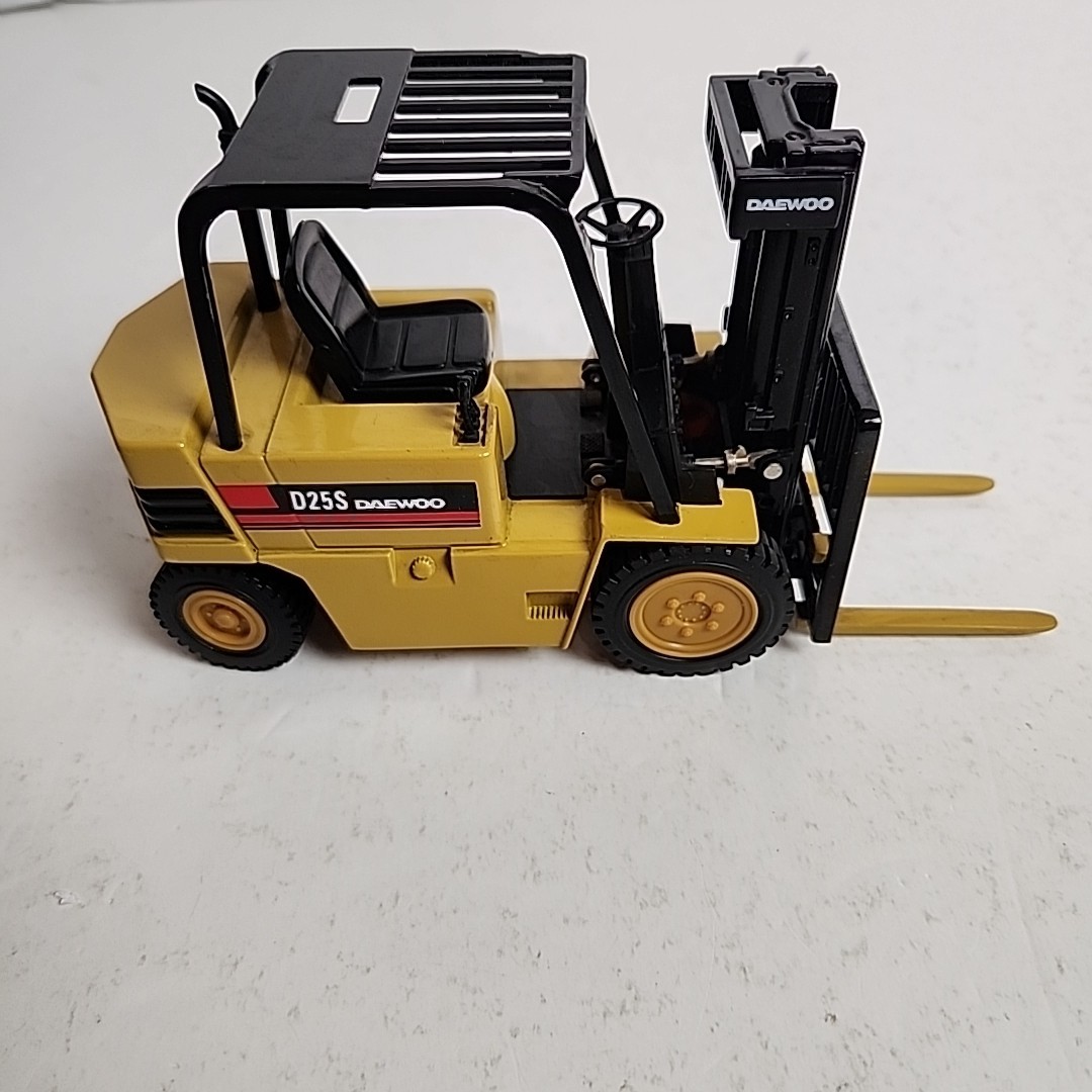 Daewoo D25S Lift Truck Forklift 1/20 Diecast Clover Toys Construction