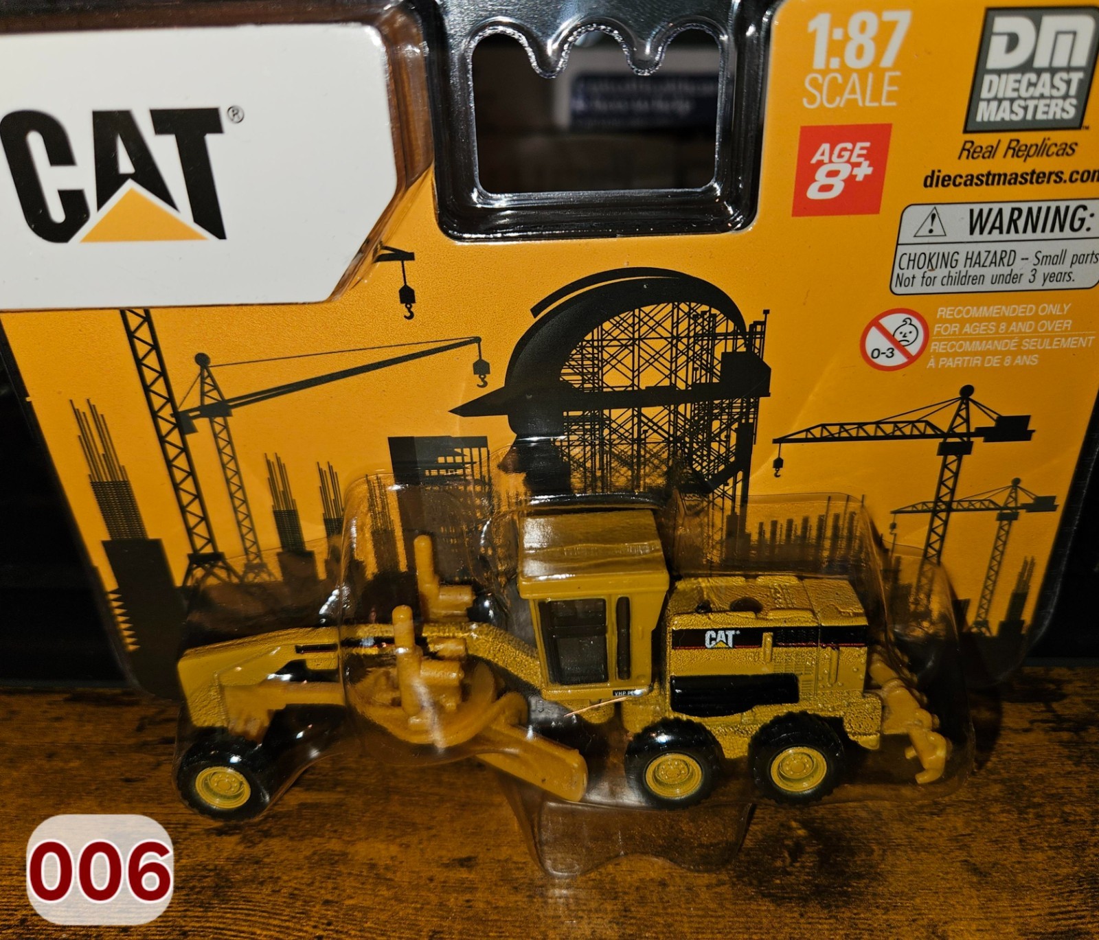 CAT 163H MOTOR GRADER, HO SCALE, NEW (inv 006)