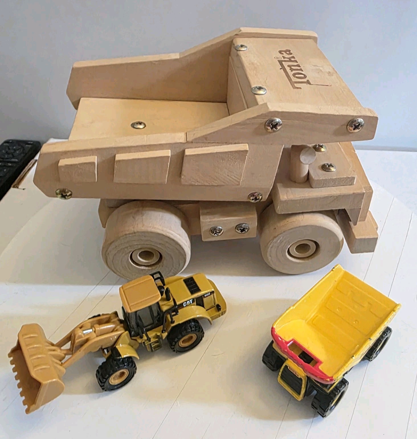 TONKA Wooden Toy Dump Truck/Tonka Maisto Metal Dump Truck/CAT 950G Norscot