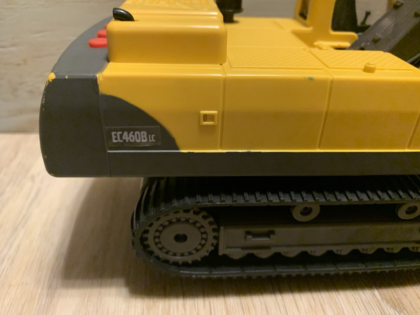 VOLVO EC460B Excavator With Sounds & Lights Battery Powered Toy 1/32 Scale