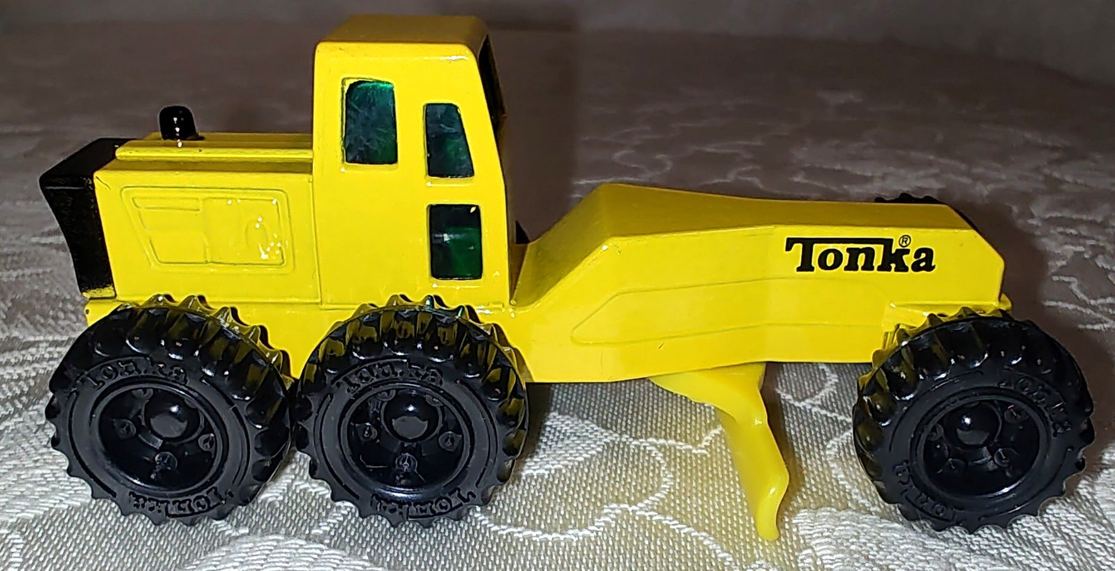 Vintage 1994 Tonka Diecast Metal Yellow Construction Road Grader 3.5&Prime; 1:64 Scale
