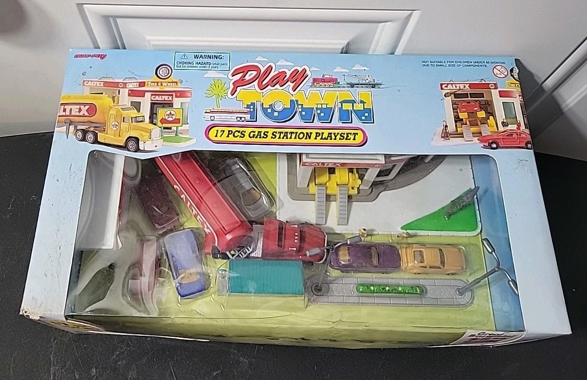 Ray Toys 1996 Play Town Gas Station Play Set 17 Pieces Caltex Oil 1:72 Scale
