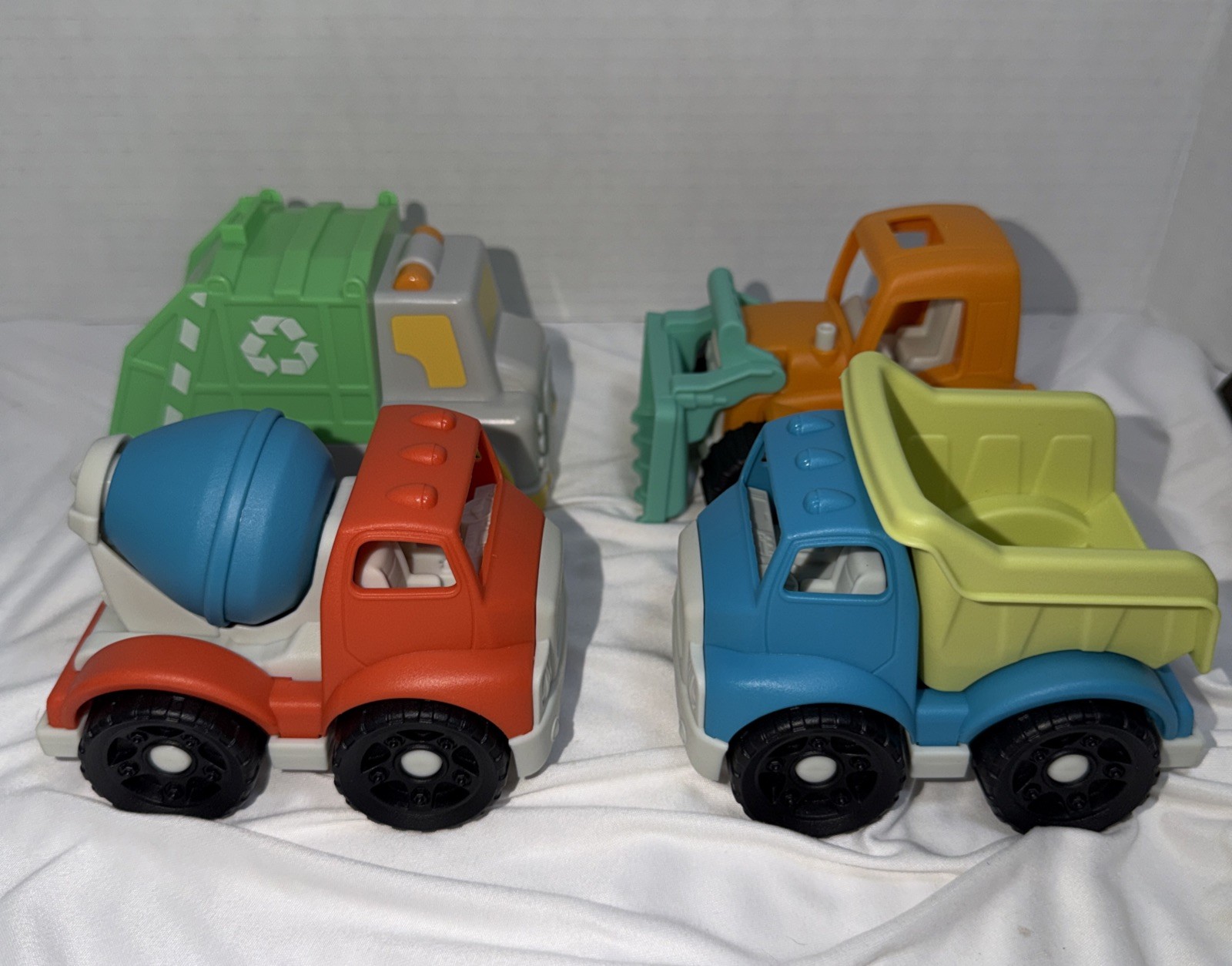 Giggle Scape Plastic Truck Set Dump Truck Bull Dozer Cement & Garbage Truck 4