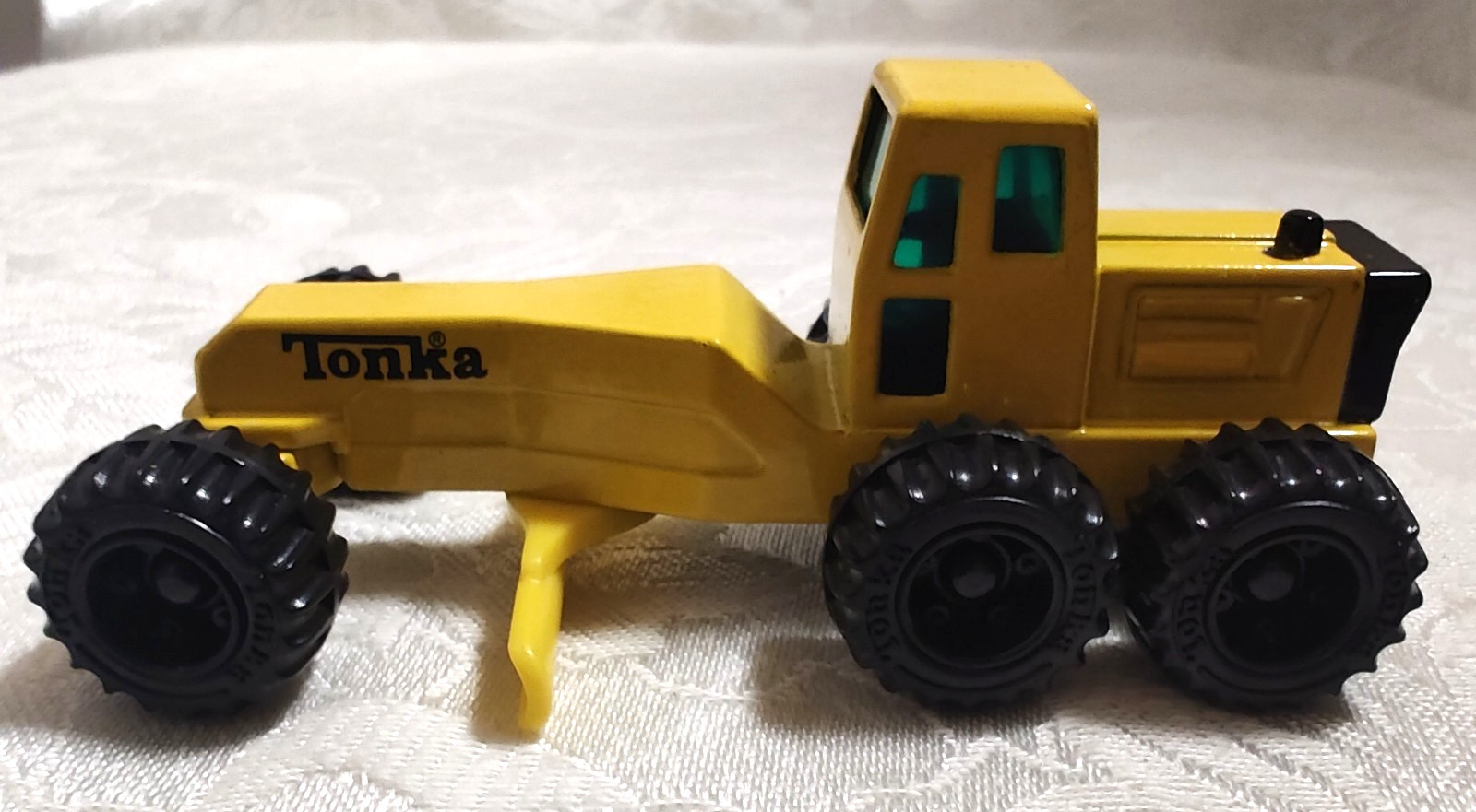 Vintage 1994 Tonka Diecast Metal Yellow Construction Road Grader 3.5&Prime; 1:64 Scale