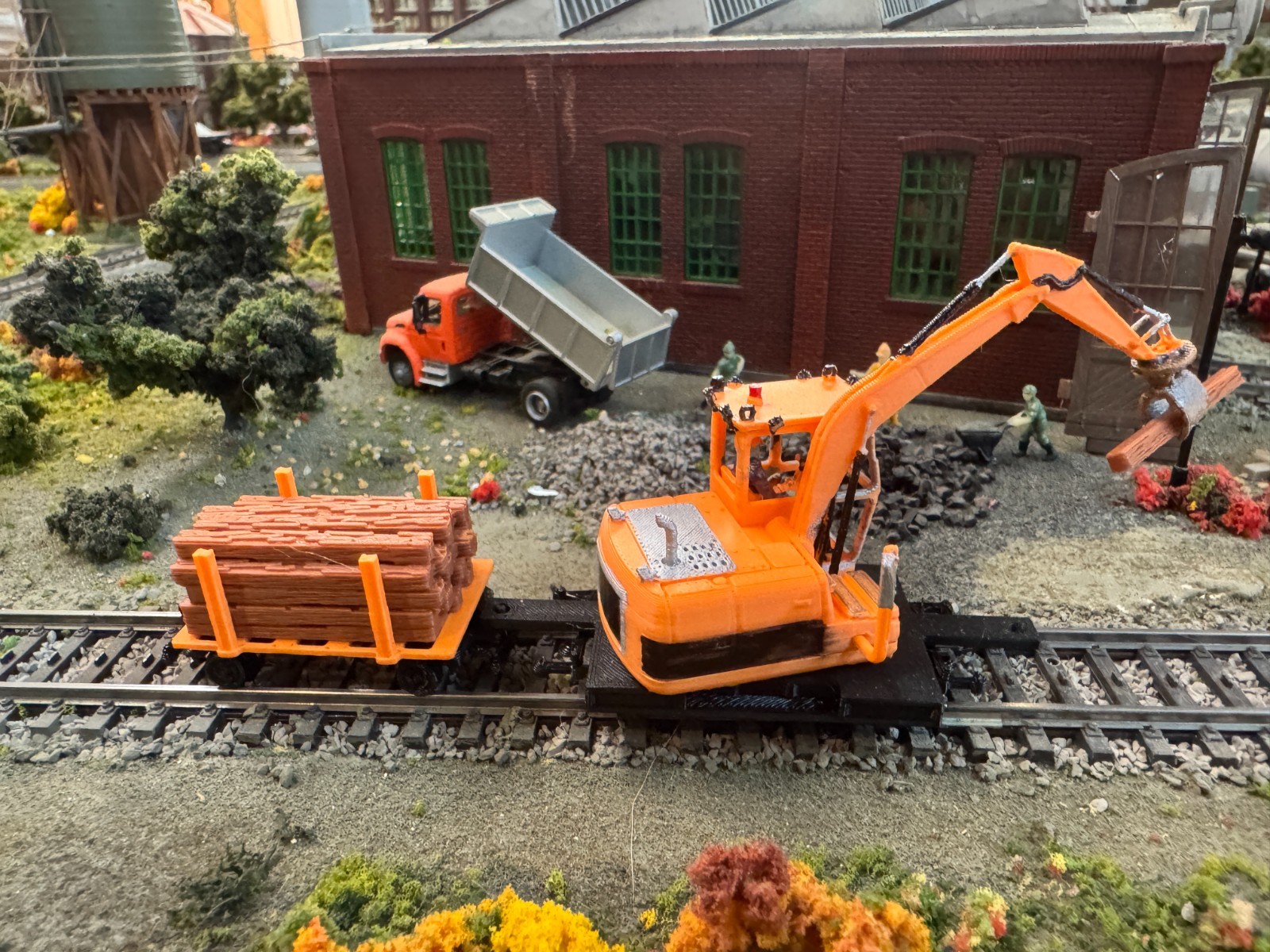 Ho scale Cat Railroad Tie Loader with loaded cart in Orange unpainted