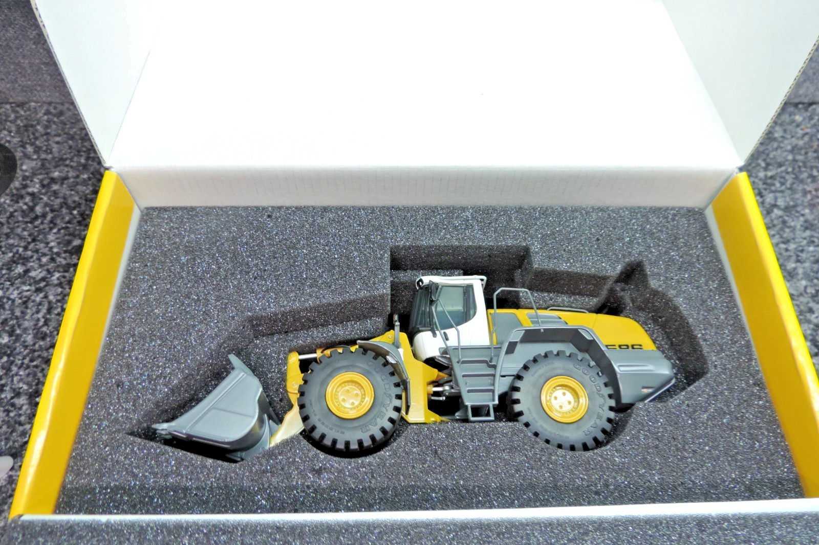 NZG Liebherr Wheel Loader L 586 Diecast Scale New In Box 1:50 Construction