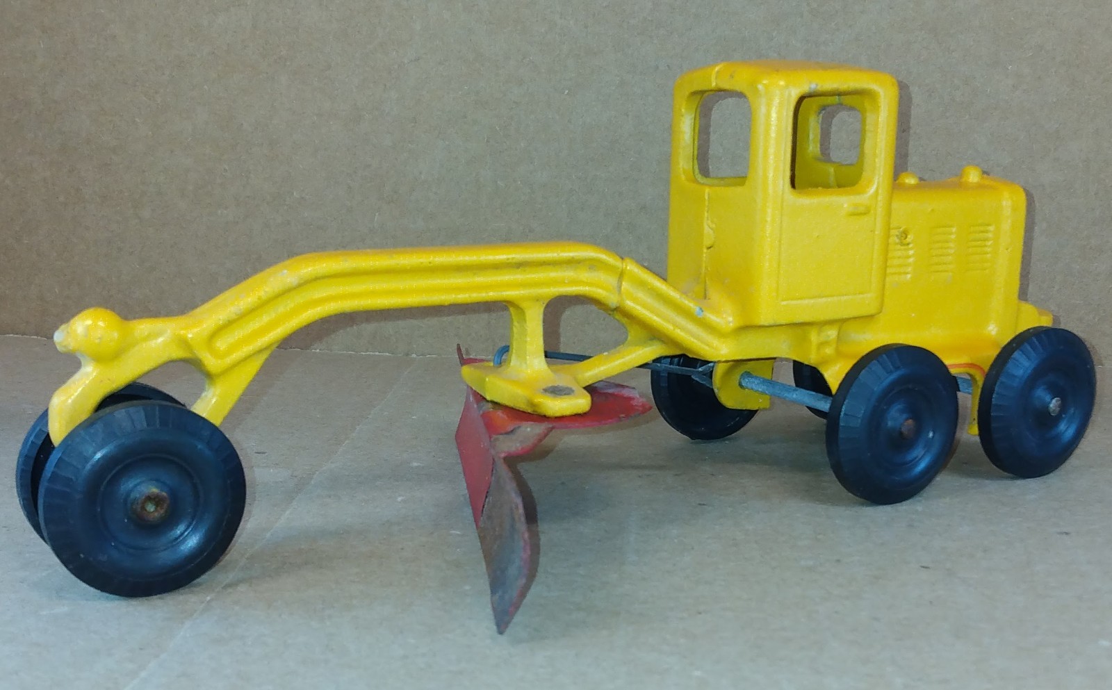 9&Prime; Diecast Aluminum Road Grader No. 9100 by SLIK Toys