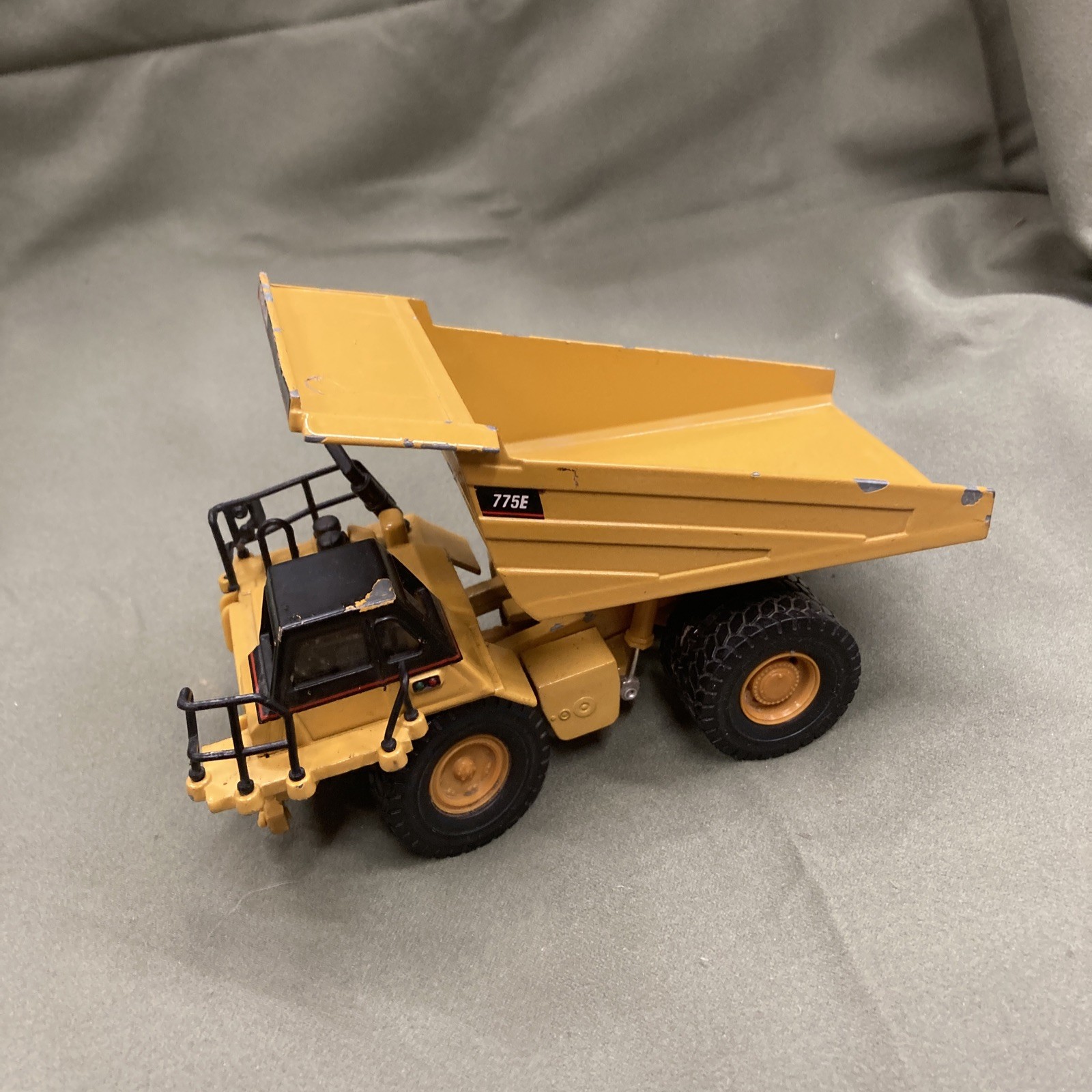 Norscot 1:64 Cat 775E Off Highway Truck Die-Cast Dump Truck Metal Toy