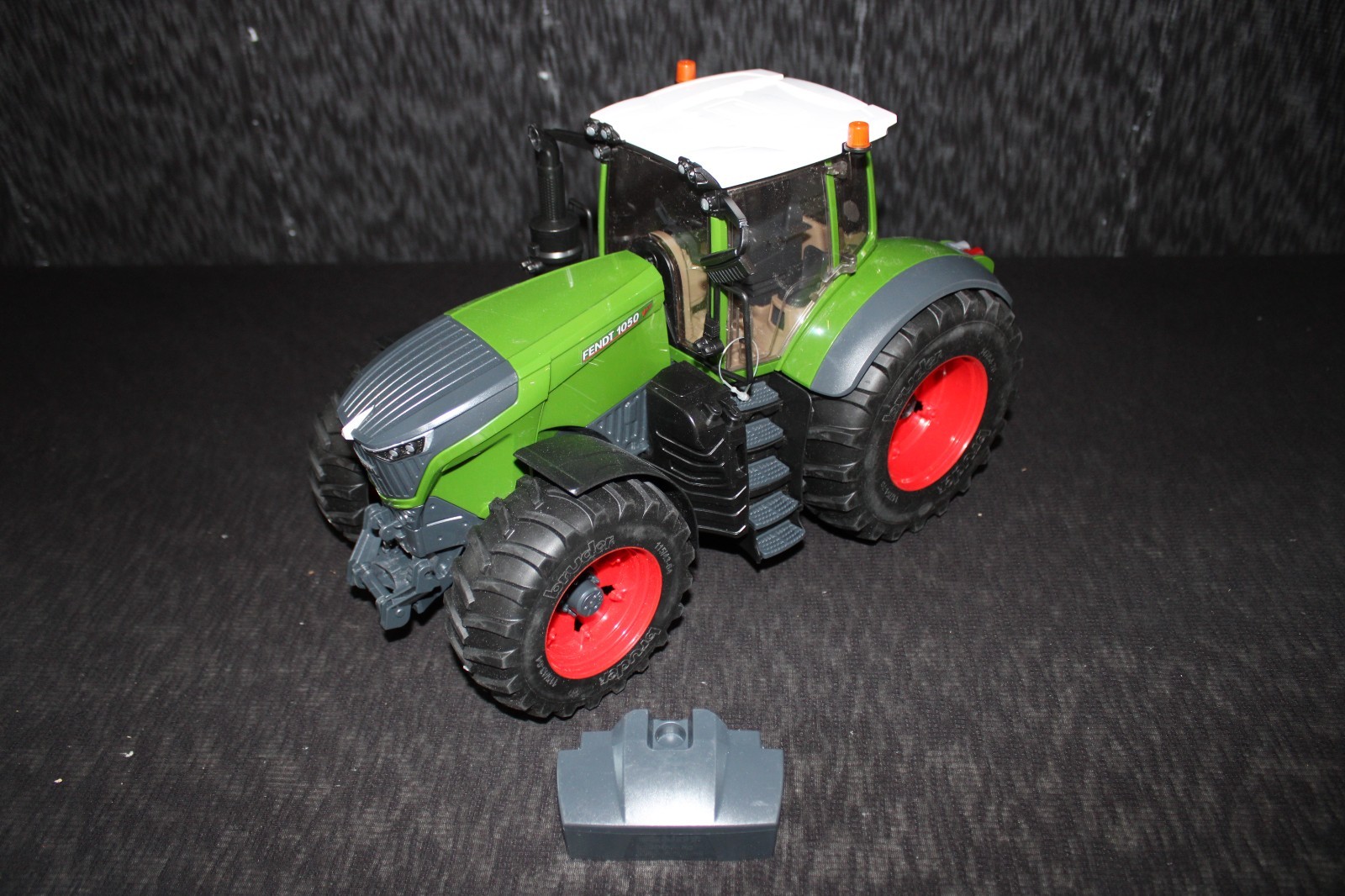 Bruder 04040 1:16 Fendt 1050 Vario *Missing Part*