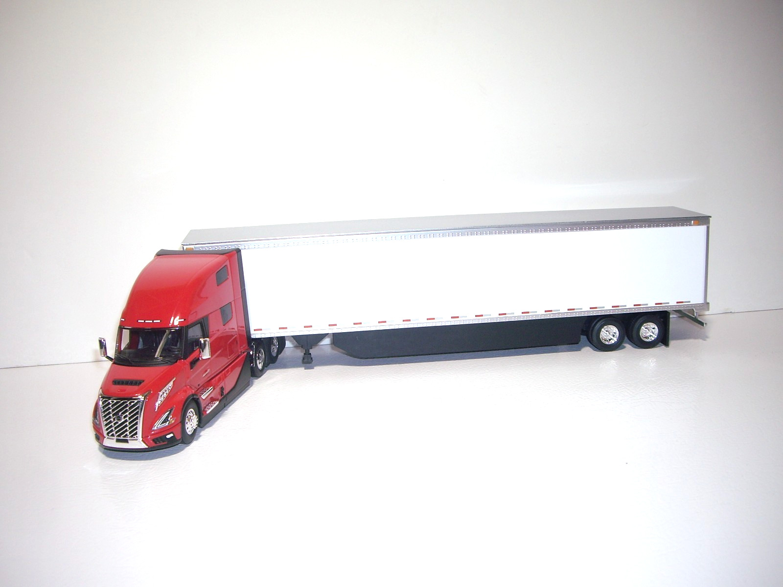 FIRST GEAR 1/50 VOLVO VNL 860 WITH SLEEPER &DRYVAN SAME SCALE AS DIECAST MASTERS