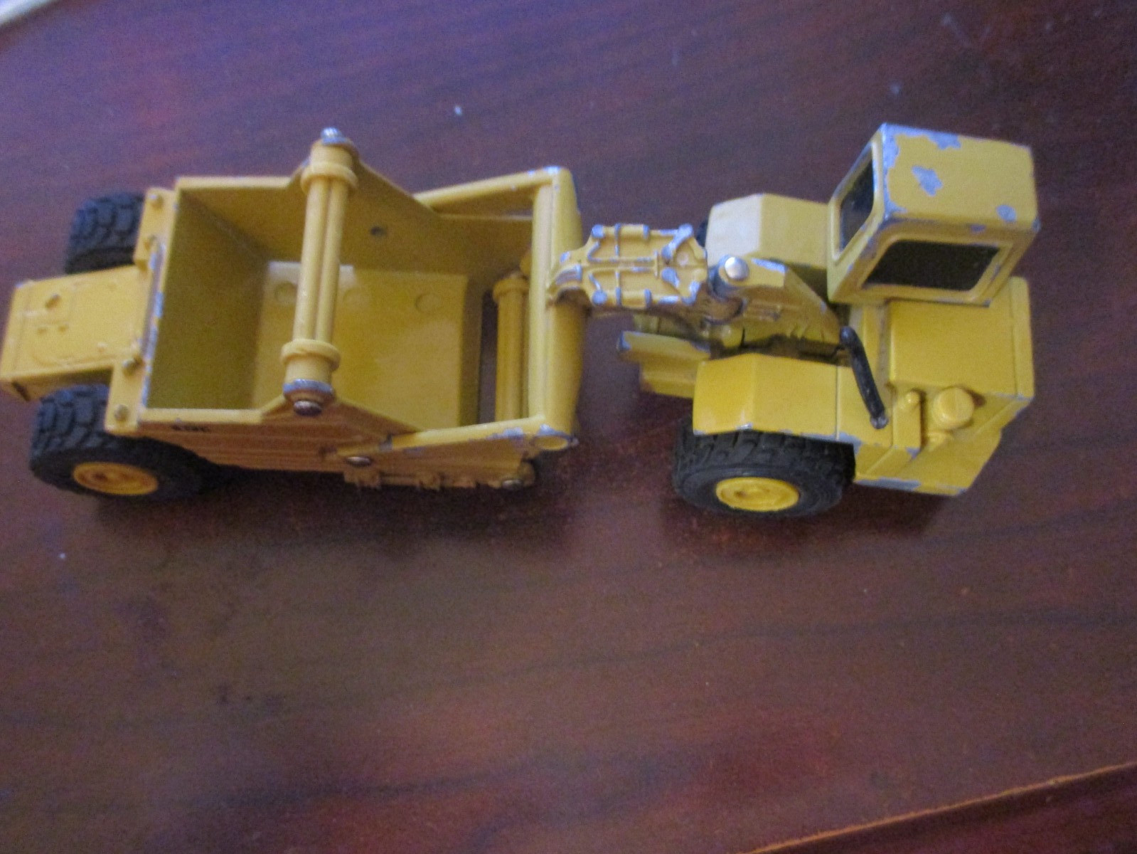 ERTL DIE CAST 5&Prime;Caterpillar 613C Wheel Tractor Elevating Scraper, articulating
