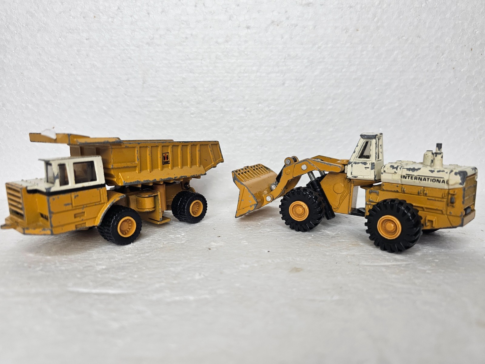 Lot of 2 ERTL Diecast International Harvester 350 Payhauler and 560 Wheel Loader