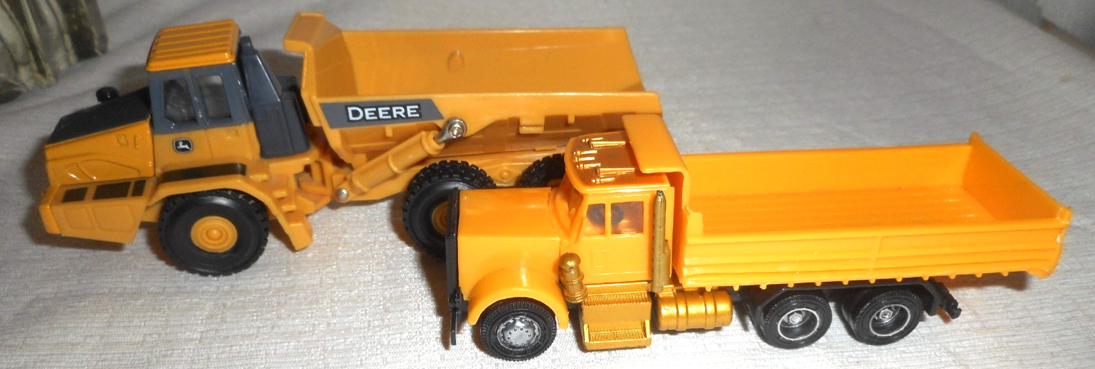 ERTL John Deere Articulated Dump Truck 5.5&Prime; Long 1/64 Scale Diecast Plastic READ