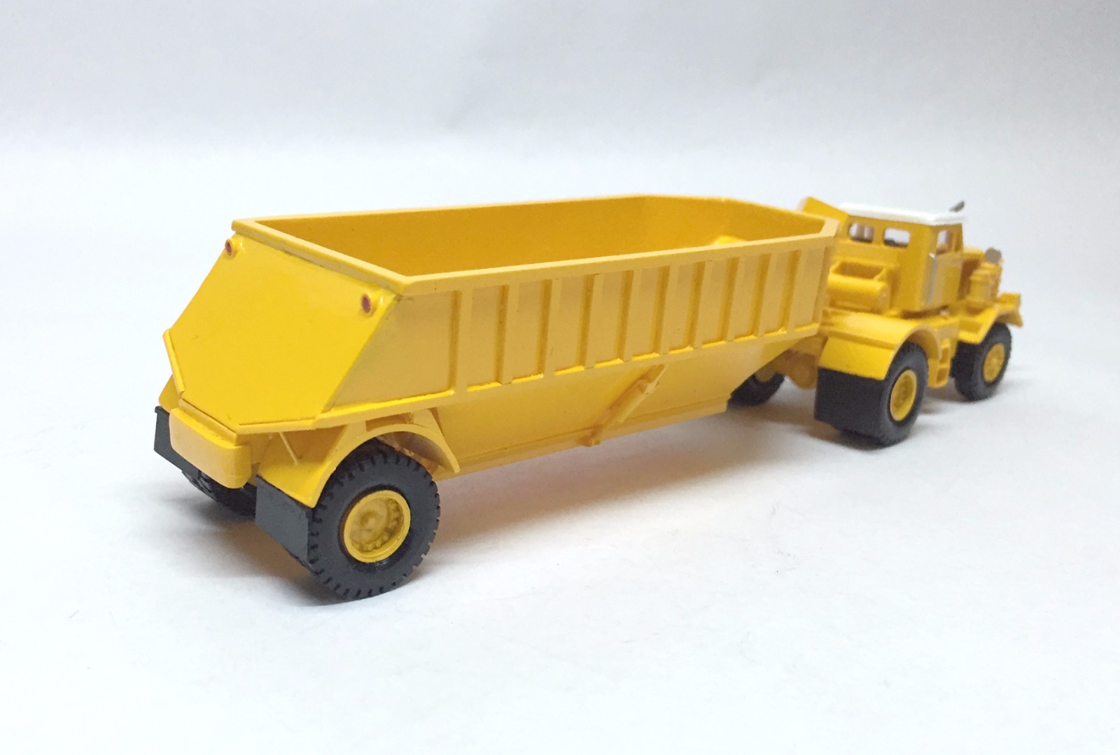 HO 1/87 KW Dart 50 BDT/Bottom Trailer – Yellow – Ready made Resin Model