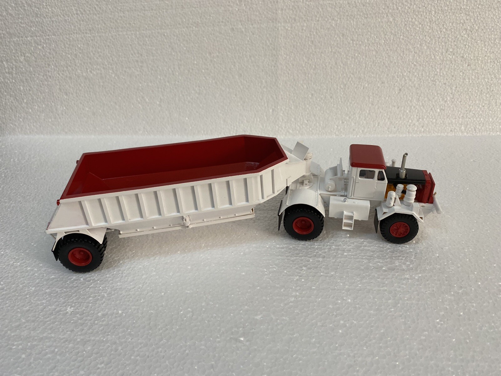 White-Red 1/50 KW Dart 50 BDT / Bottom Trailer – Ready Made Resin Model
