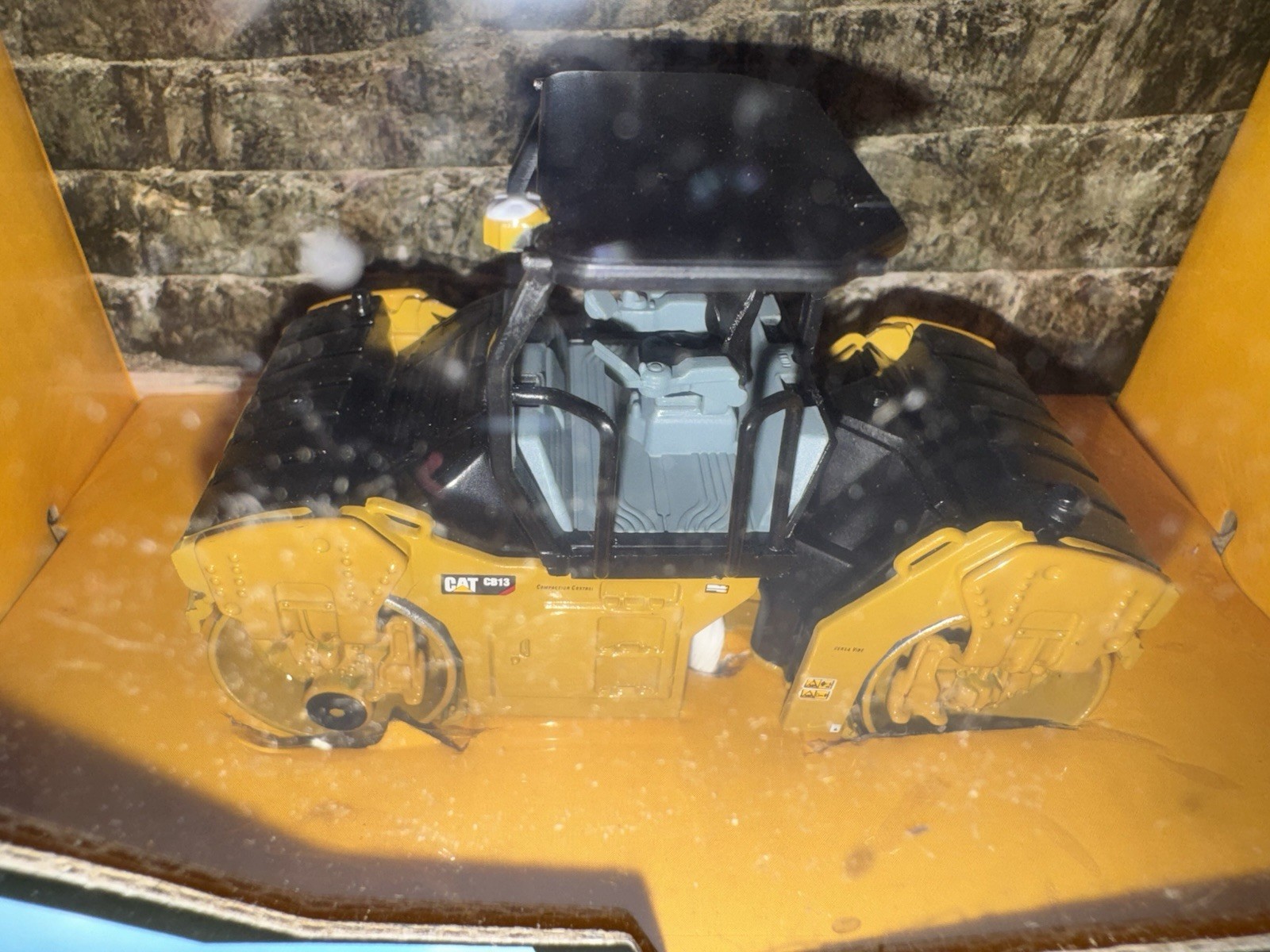 Diecast Masters Caterpillar CB-13 Cat Tandem Vibratory Roller ROPS 1:64 85630 DM