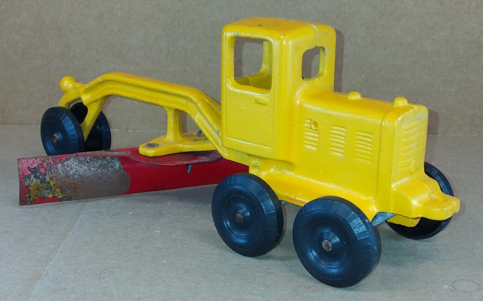 9&Prime; Diecast Aluminum Road Grader No. 9100 by SLIK Toys