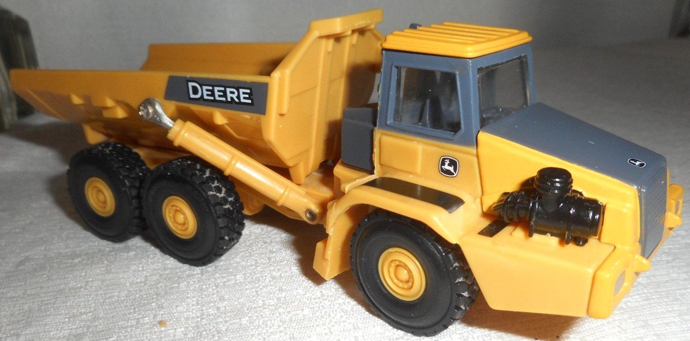 ERTL John Deere Articulated Dump Truck 5.5&Prime; Long 1/64 Scale Diecast Plastic READ