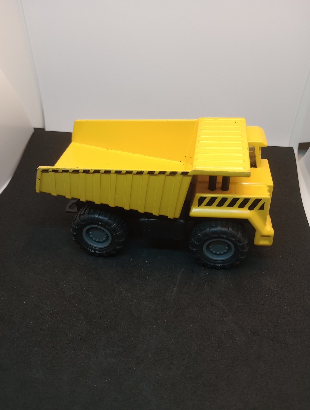 Die-Cast Dump Truck working Bucket 5&Prime; L Yellow Heavy Duty