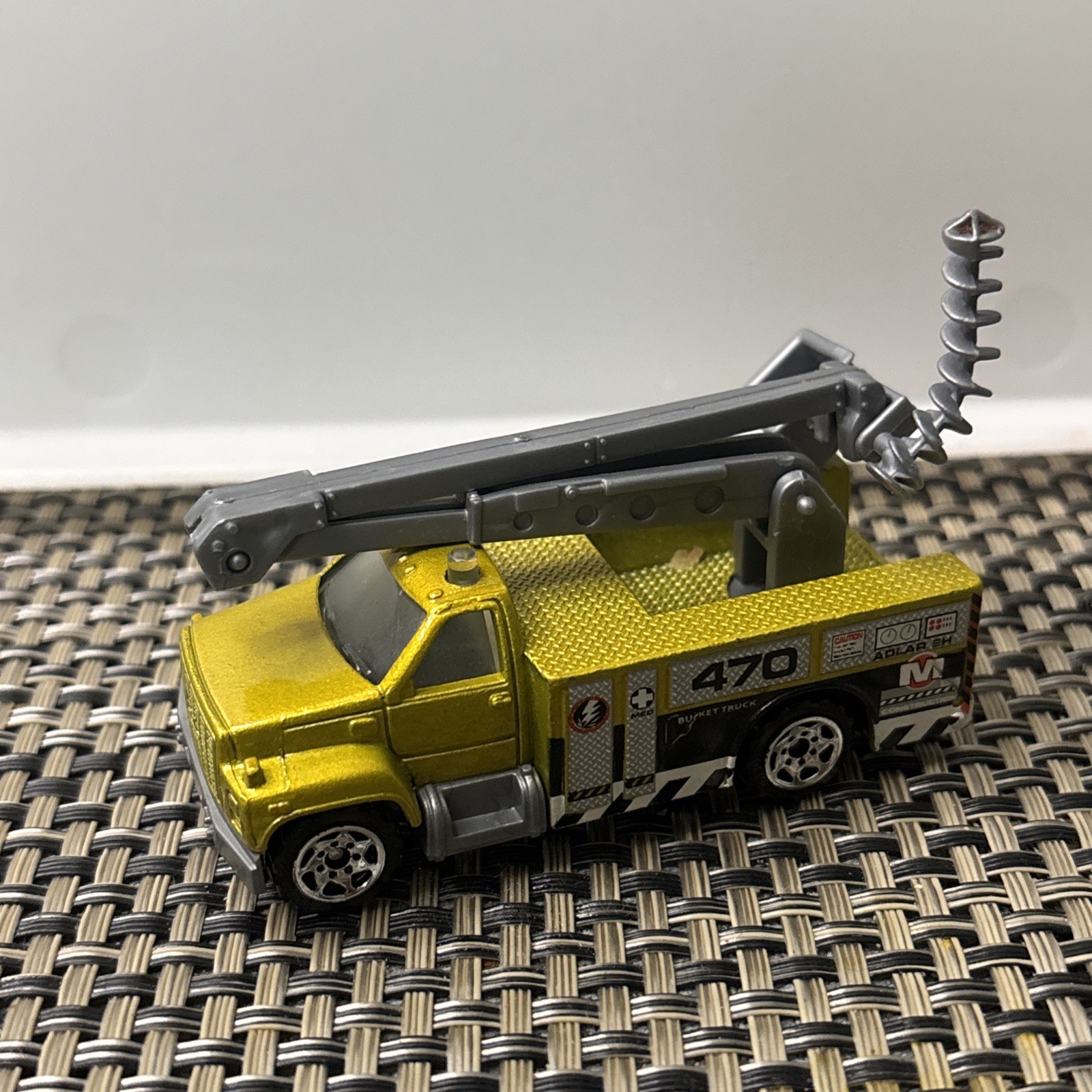 1999 Matchbox Diecast GMC Bucket Truck MB470 Metallic Yellow 1:83 Scale Truck