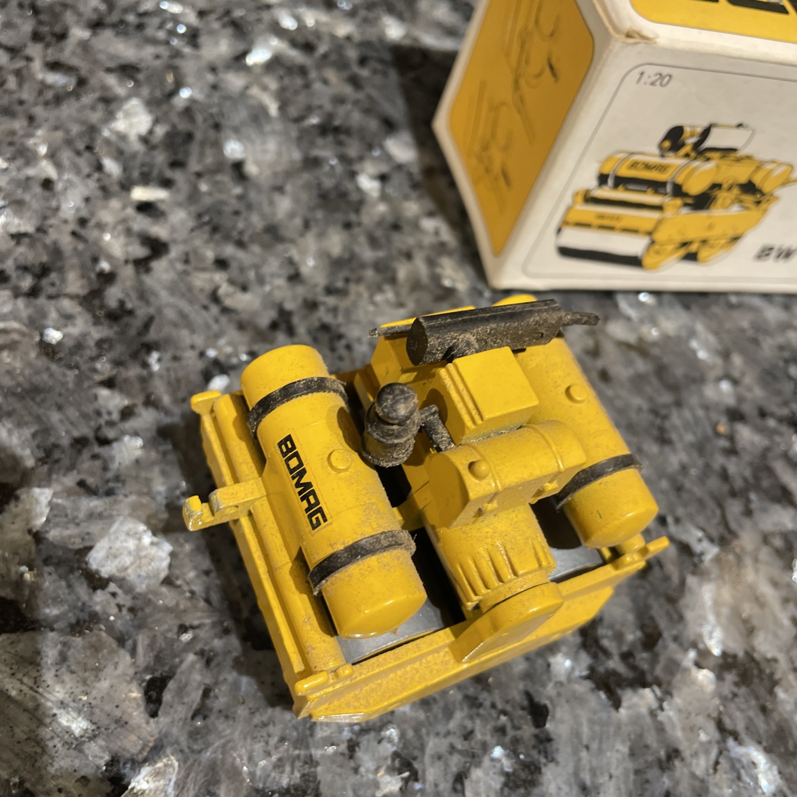 NZG Bomag BW 90 S Double Drum Roller 1:20 Scale Die Cast Read