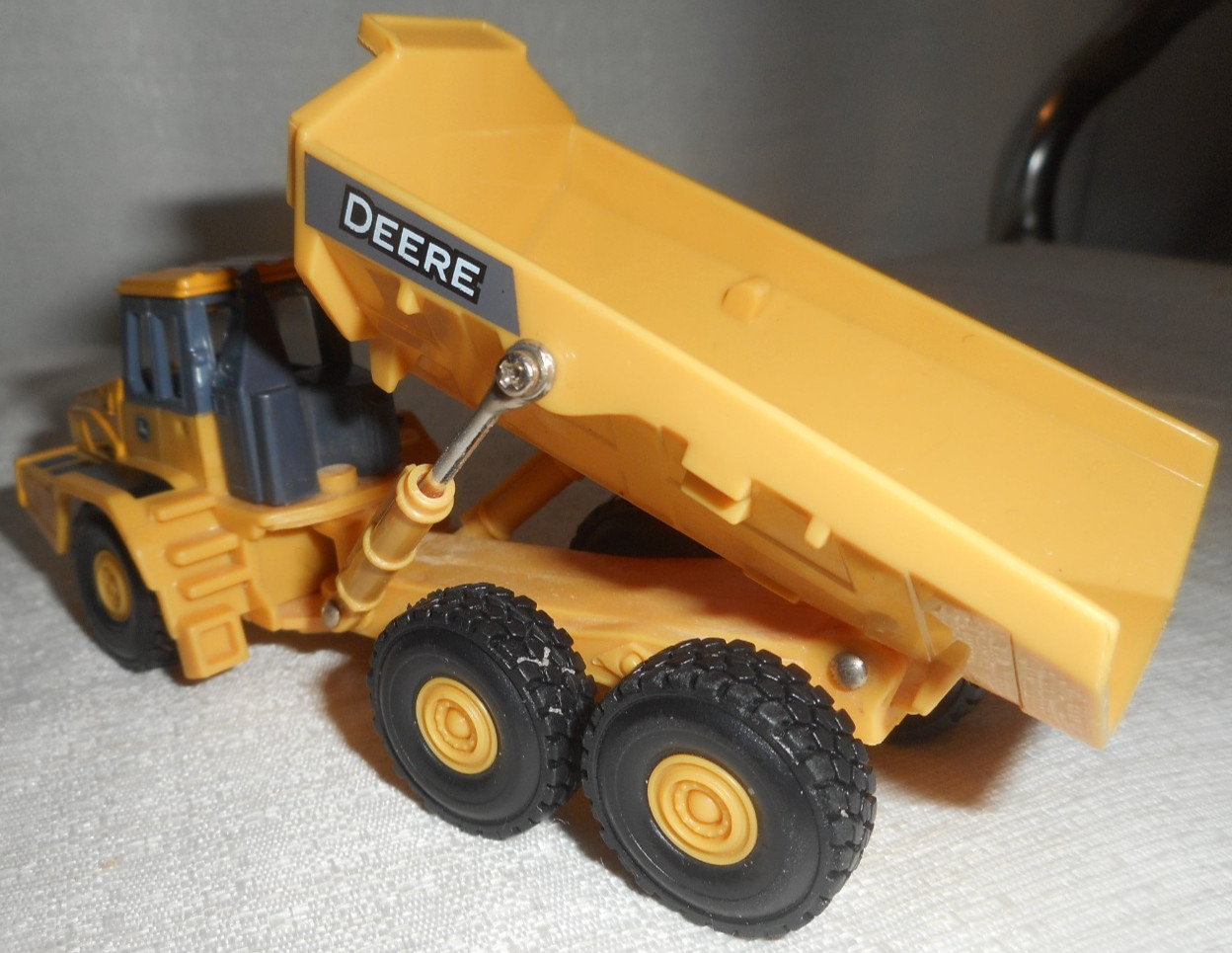 ERTL John Deere Articulated Dump Truck 5.5&Prime; Long 1/64 Scale Diecast Plastic READ