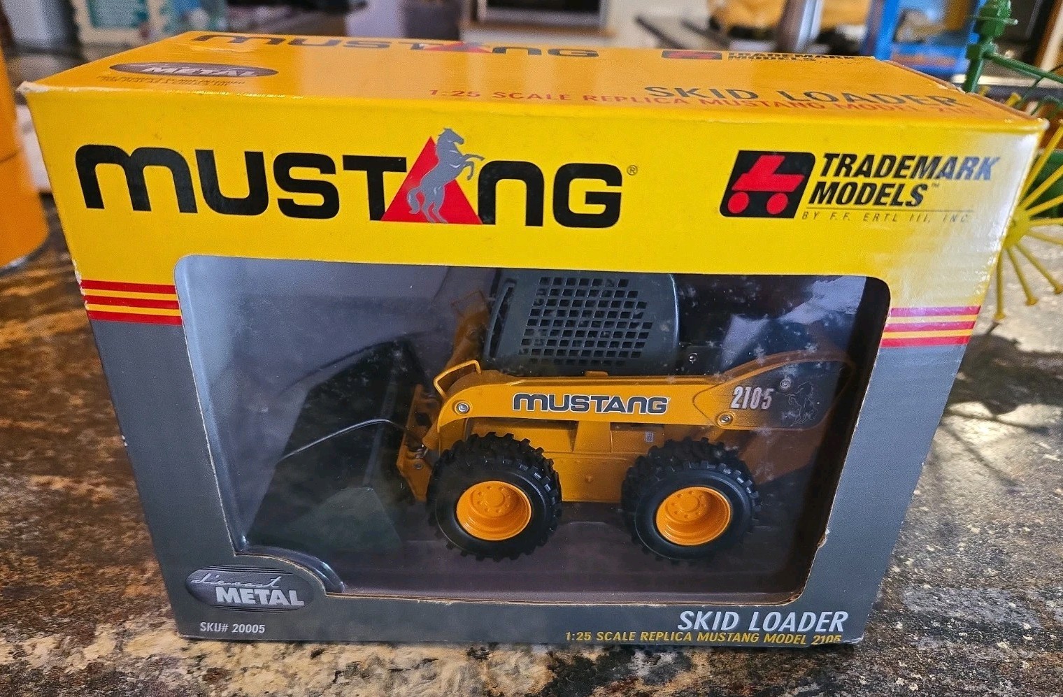 1/25 Trademark Models Mustang 2105 Skid Loader w/ Box