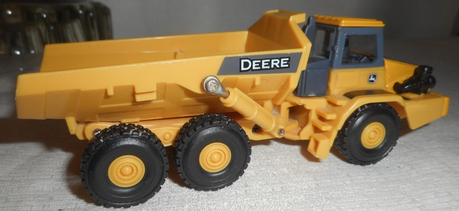 ERTL John Deere Articulated Dump Truck 5.5&Prime; Long 1/64 Scale Diecast Plastic READ