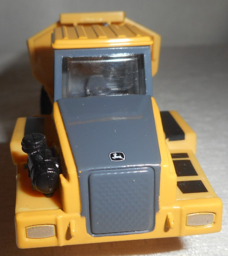 ERTL John Deere Articulated Dump Truck 5.5&Prime; Long 1/64 Scale Diecast Plastic READ
