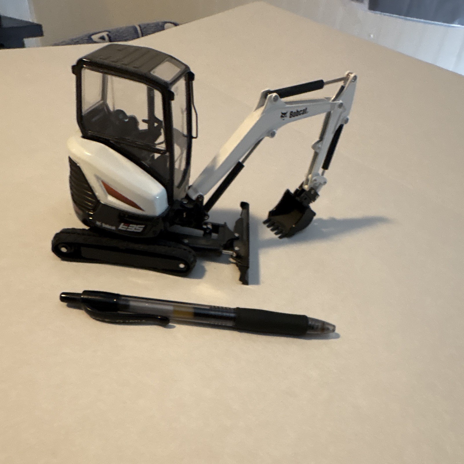 Bobcat E35 1:25 Diecast Metal Mini Excavator Model, White/Black Rubber Tracks