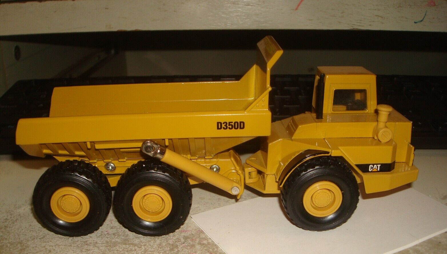 NORSCOT. ARTICULATED CAT D350D DUMP TRUCK. 1:50 SCALE