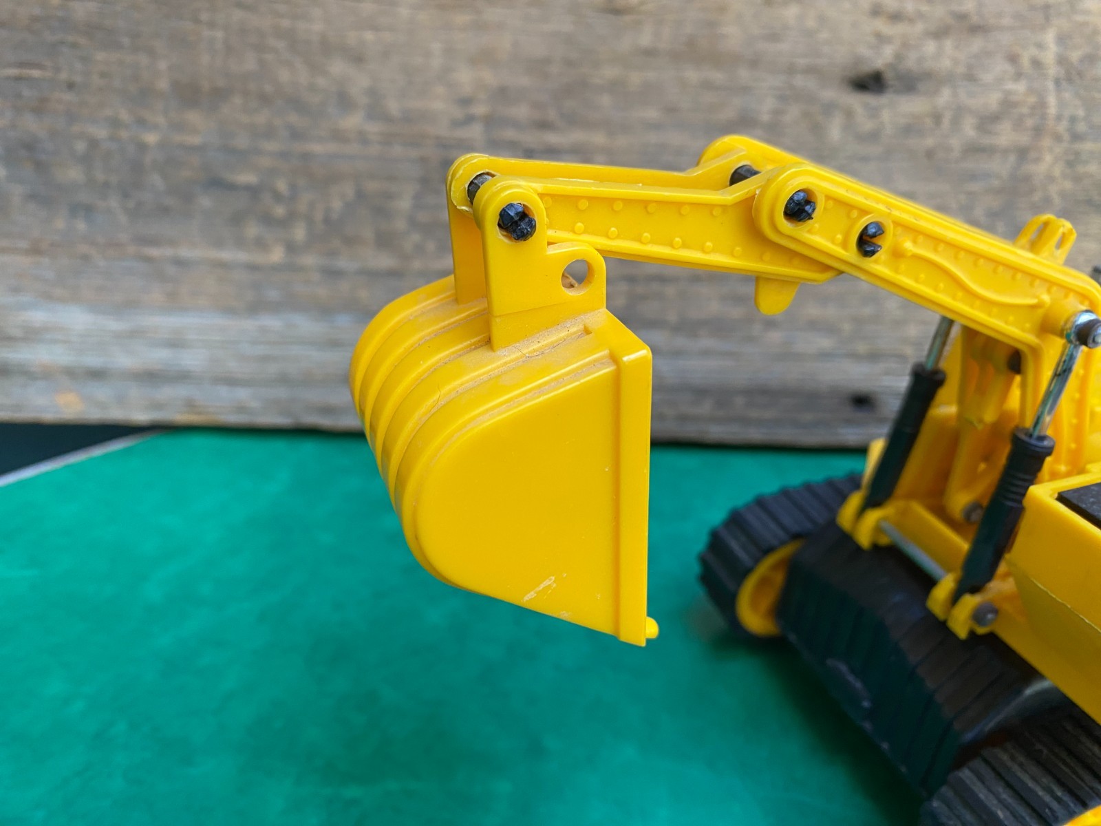 T-5005 Aera Toy State Excavator Play Machine Yellow Vintage Parts