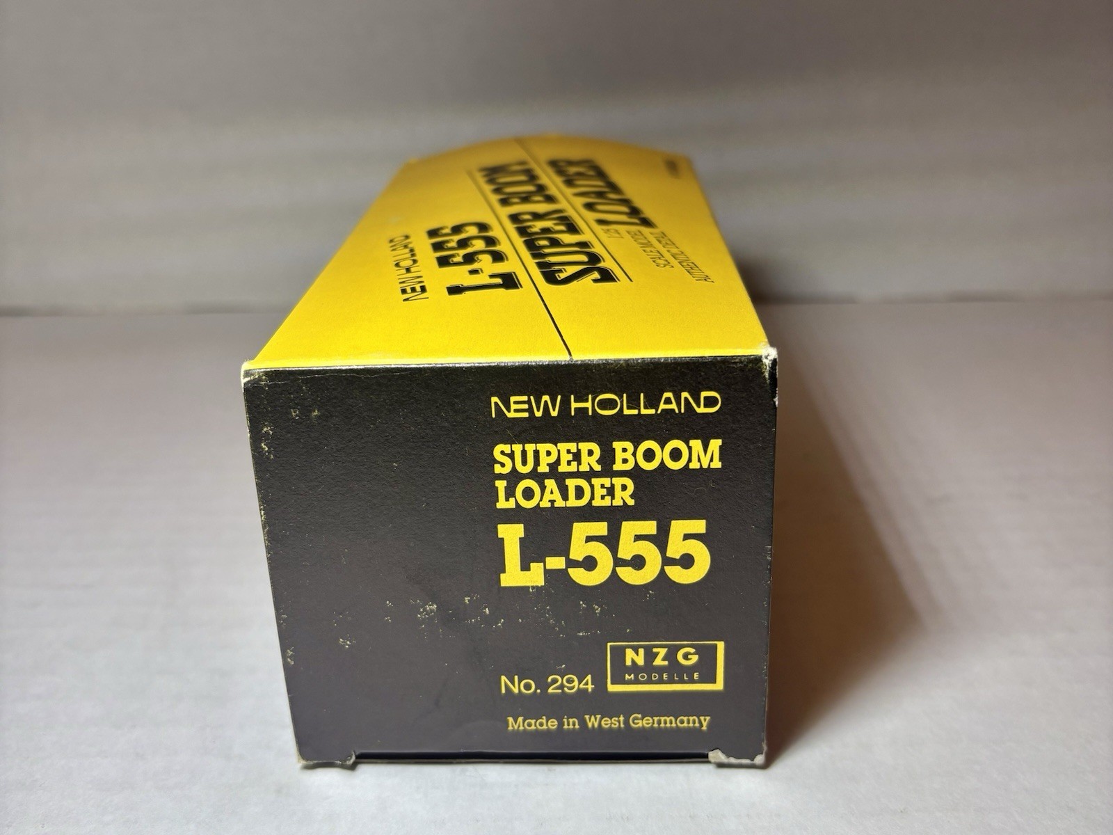 NZG New Holland L-555 Super Boom Loader, Diecast 1/25