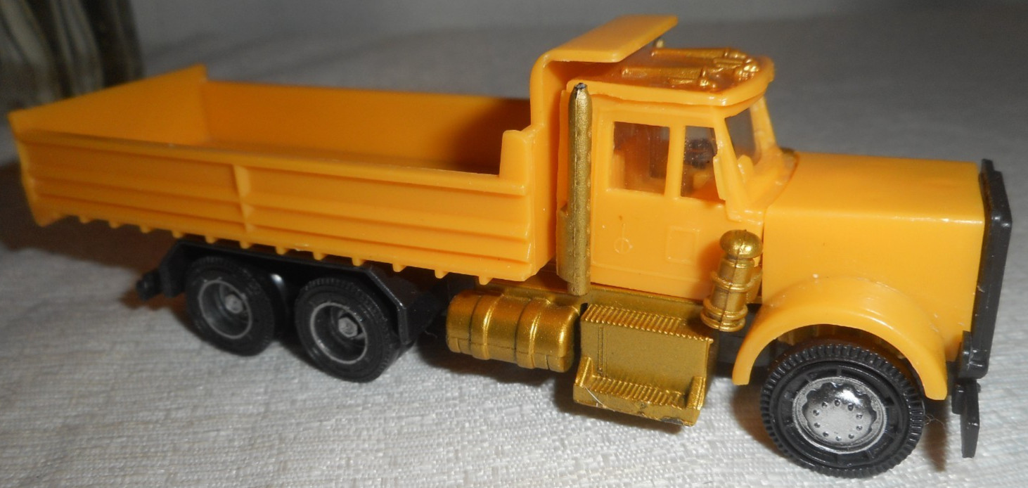 ERTL John Deere Articulated Dump Truck 5.5&Prime; Long 1/64 Scale Diecast Plastic READ