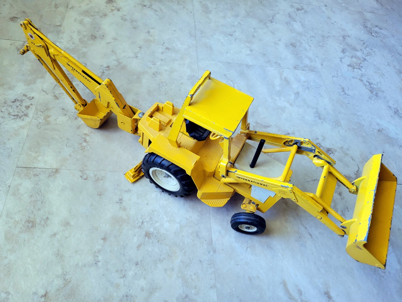 ERTL 1/16 DIECAST INTERNATIONAL HARVESTER TOY TRACTOR LOADER BACKHOE