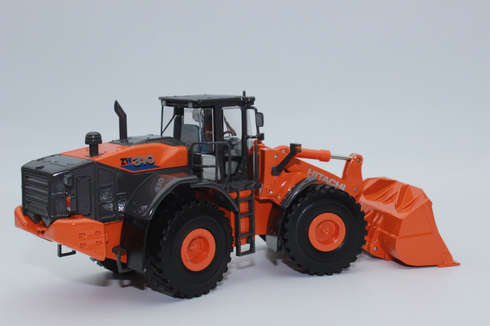 TMC Hitachi Wheel Loader ZW 310 1:50 New In Box Stand Model